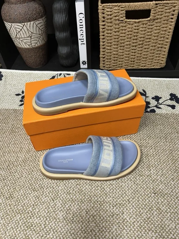 P320💰[New model] Long-term availability, 2025 new model, couple model [LOUlS VUlTTON] comes with drawer box, bag, card, invoice "Louis Vuitton ~ unique modern sandals. 》LV counter purchasing 🏃Men's and women's casual slippers, sold at the same time at the counter, the original old flower material upper is soft and comfortable, (refuses to discolor and rub the feet) sole: original factory special combination original sole, code number: 35--46 4 multiple colors 🉑️ to choose from